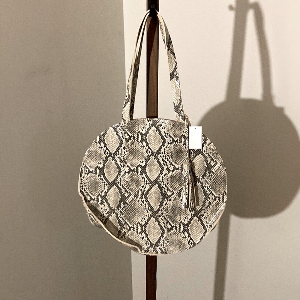 NWT Woman’s Faux Gray Snakeskin Printed Shoulder Bag